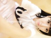 美女近距离展示湿润的粉嫩美穴,然后被土豪操了