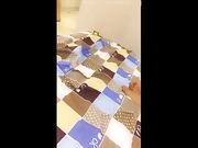 美女主播让狼友先不要打飞机看她和闺蜜躺着被猛男轮流草