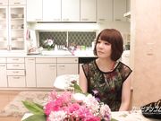 穿碎花裙的寂寞人妻享受邻居猛男带来的高潮