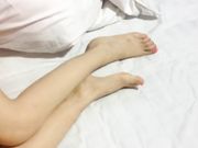 把小美女灌醉后带到酒店各种玩弄爆操 搞爽后用她自己穿的丝袜塞到小穴里 小美女不仅高颜值腿也又直又长