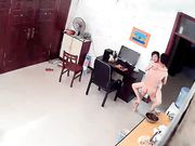 各种居家隐秘私生活TP露出大合集蹲在床上操媳妇和在客厅抱着媳妇边走边草的夫妻是真猛啊