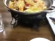 和性感黑丝女同事吃饭饮料下迷药