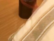 和性感黑丝女同事吃饭饮料下迷药