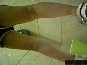 女厕偷拍年轻妹子在厕所玩手机