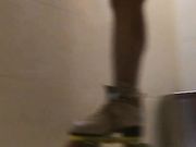 滑冰的妹子差点尿到裤子里