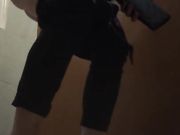 商场厕拍妹子抹完还要闻一闻