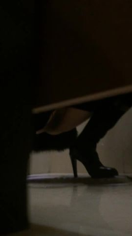 商场厕拍妹子抹完还要闻一闻