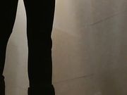 商场厕拍天气冷妹子们都穿的厚