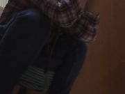 商场厕拍天气冷妹子们都穿的厚