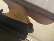 城暗藏隔间拍来方便的美眉们