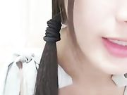 少女为了生活直播挣外快