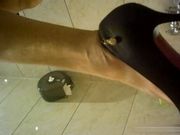 身材不错的啤酒销售妹子穿的很清凉