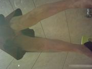 身材不错的啤酒销售妹子穿的很清凉