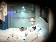 顾不上吃饭的年轻小情侣带着撸串啤酒来嗨皮