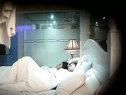 顾不上吃饭的年轻小情侣带着撸串啤酒来嗨皮