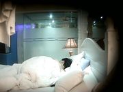 顾不上吃饭的年轻小情侣带着撸串啤酒来嗨皮