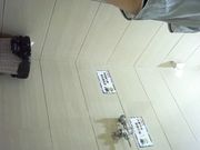 商场女厕全景偷拍气质短发黑丝服务员