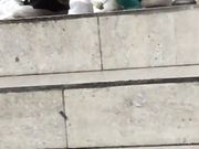 潜入高校偷拍妹子貌似很累门没关