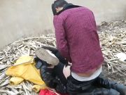 表妹和男友在田间干枯的蓄水池