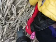 表妹和男友在田间干枯的蓄水池