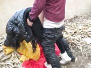 表妹和男友在田间干枯的蓄水池