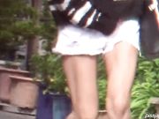 内急难耐的美眉们找个隐蔽没人处嘘嘘