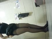 妹子一定憋了很久尿出一条水柱