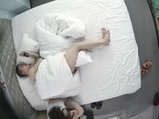 很骚主动脱掉自己和男友内裤