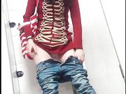 大家都排着队来上厕所