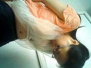 近距离偷拍白短裤美眉的逼