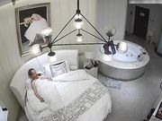 大叔艳福不浅与小情人洗鸳鸯浴