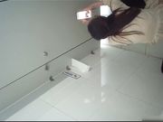 尾随几个妹子进女厕偷窥
