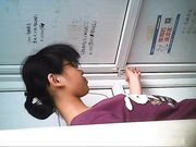 女厕近距离偷拍怎么拍的这么清晰