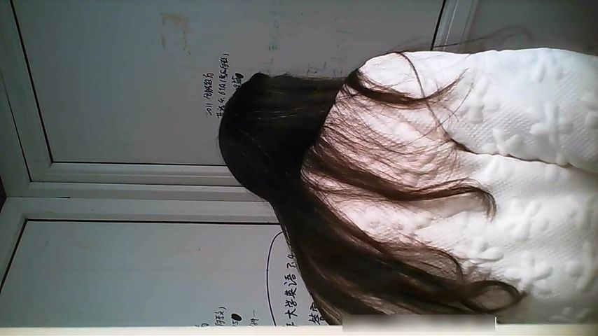 女厕近距离偷拍怎么拍的这么清晰