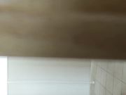 潜入女厕偷拍为拍脸跟到操场