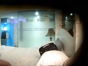 等她洗完澡就把她按倒在床上