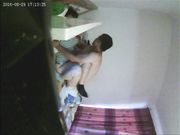 中年夫妻大白天在家过性生活