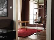 长腿妹子迫切需要填满她的小穴