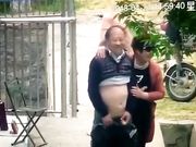 大爷和姘头大白天在门前老汉推车