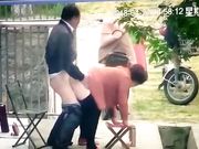 大爷和姘头大白天在门前老汉推车