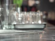 诱惑调酒师用他的鸡巴干我屁眼