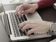 在小女友漂亮的脸上和嘴里发射