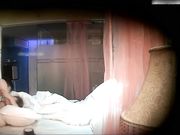 强制给她穿上铁链情趣服再操她