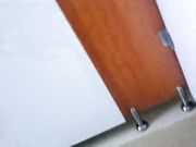 美女在厕所发现自己被偷拍