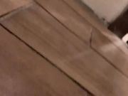 美女在厕所发现自己被偷拍