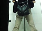 商场厕拍大眼萌妹一脸心事