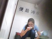 厕所偷拍 美女喜欢倒着尿尿