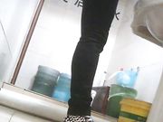 女厕偷拍 短发美女一看就是个骚货