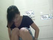 商场厕拍 美女尿尿把衣服都脱了
