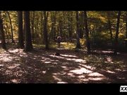 与金发美人在大自然中享受性爱